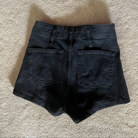 Reformation Eva shorts in black - Picture 3 of 9